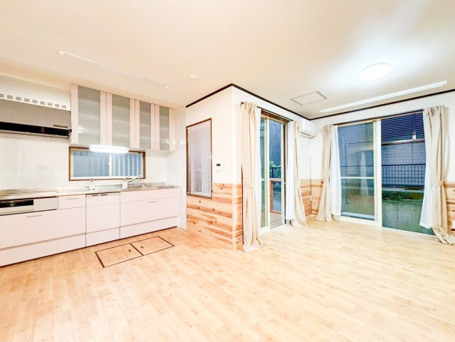 中古戸建　限定1棟！　横浜市港北区岸根町の居間・リビング|大切な家族が集まるからこそこだわりたいLDK。休日はお陽さまの光をたっぷりと取り込めるぽかぽかリビングで過ごしませんか。
