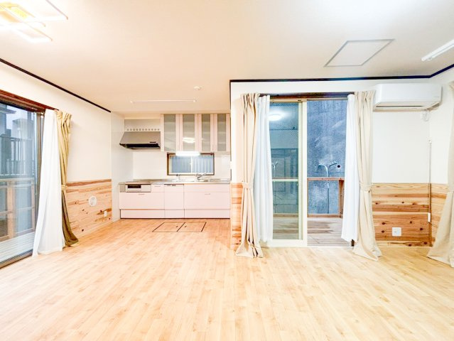 中古戸建　限定1棟！　横浜市港北区岸根町の居間・リビング|家族の一体感を感じられる広々スペース。家族と過ごす時間を大切にする方にぴったりのゆとりの住空間。