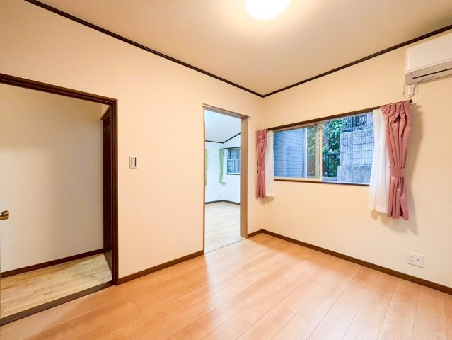 中古戸建　限定1棟！　横浜市港北区岸根町の洋室|風景画のようにみずみずしい緑をたたえる環境や自然光があふれる開放的なスペースは、さりげなくデザインされた室内ドアの色使い等がアート感覚を創出。