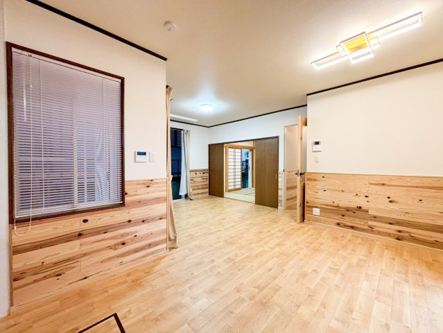 中古戸建　限定1棟！　横浜市港北区岸根町の居間・リビング|空気感という居心地の良いＢＧＭは、暮らしのステージを彩り、心からのやすらぎと満足感を与えてくれます。全面開口窓を設け、通風と採光を考慮したリビングは地域の鼓動を感じながらお寛ぎ頂くことが可能です。
