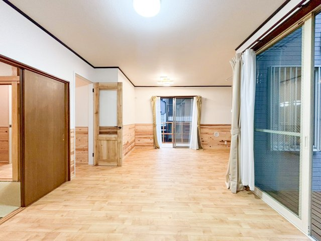 中古戸建　限定1棟！　横浜市港北区岸根町の居間・リビング|一日の中で多くの時間を過ごすことになる住まいだからこそ、いつも穏やかな空間であるように心掛けています。構成する建材などへの配慮が、住まう方の健康を守ります。ワンランク上の「オンリーワンの家」を提供。
