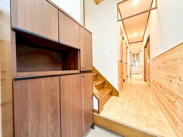 中古戸建　限定1棟！　横浜市港北区岸根町の玄関|各部屋にクローゼットを設置していることはもちろん、玄関のシューズクローゼットは天井までの大容量。いつでもスッキリとした玄関でお客様をお迎えできます。