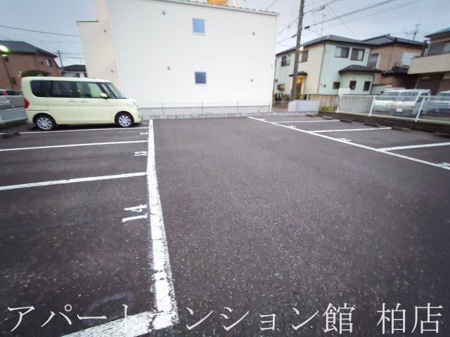 ジーメゾン柏西原の駐車場