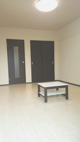 クレイノリヴェールの居間・リビング|201号撮影。部屋毎で間取りタイプ変わります。