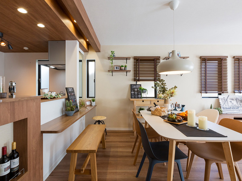 仲介手数料不要　KEIAIスターTERRACE北区八景水谷2期【城北小・清水中】の内装|お店のカウンター席のように夫婦でお酒をたしなむこともできます。対面キッチンカウンターの効果で家族とのコミニケーションも自然と深まります。行きつけのCAFÉのような居心地の良い空間が、我が家のリビング！