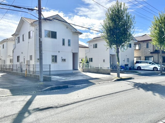 【中古戸建】伊勢崎市田中島町の外観|■外観｜窓の配置や、爽やかな白ベースの外観が清潔感をもたらします。まっさらなキャンバスのような家にこだわりを彩って…始めよう、あなただけの豊かな暮らし( ＾＾ )