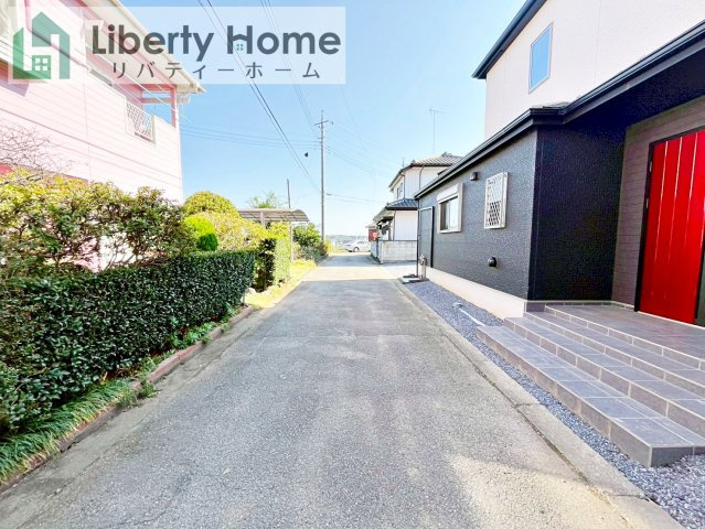 古河市諸川　中古戸建の前面道路含む現地写真