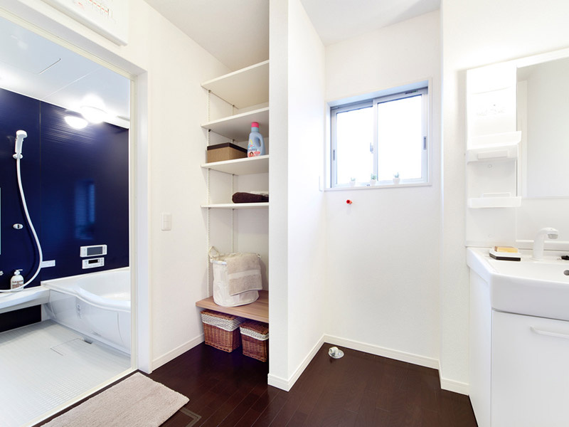 仲介手〇料不要　KEIAIスターGRACE東区御領１期【託麻西小・東部中】の浴室|【リネン庫】洗面化粧台の中だけでは納まらないものって意外と多いものです。洗面室にこそ欲しい収納がリネン庫です。日常の暮らしやすさをアップさせて、スッキリ！