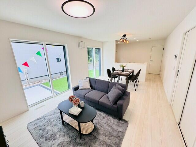 リナージュ小山城東４丁目第１期　新築一戸建ての居間・リビング|【1号棟】17帖+エアコン設置