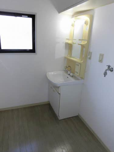 ファミール・ビレジ C棟の独立洗面台