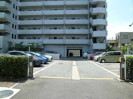 ローレルコートアネスト光南の駐車場