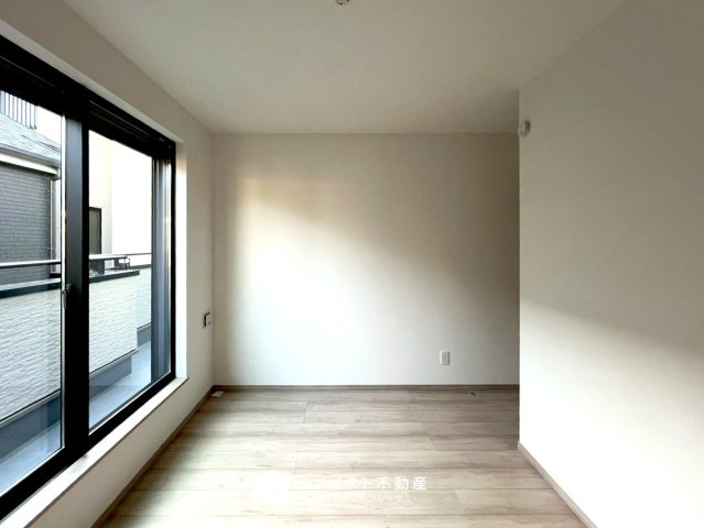 東大阪大蓮東2丁目新築戸建の洋室|洋室からバルコニーに出ることができるので日々の気分転換にもピッタリですね！