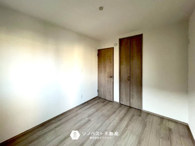 東大阪大蓮東2丁目新築戸建の洋室|フローリングと扉の色の統一感があってオシャレですね！