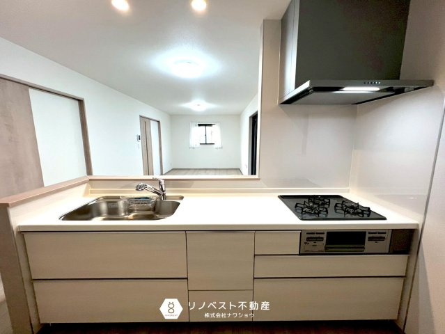 東大阪大蓮東2丁目新築戸建のキッチン|キッチンからリビングが見渡せるので小さなお子様がいらっしゃるご家庭でも安心ですね◎