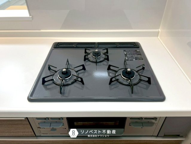 東大阪大蓮東2丁目新築戸建のキッチン|3口コンロがあるのでまとめて調理ができ効率もUPしますね！