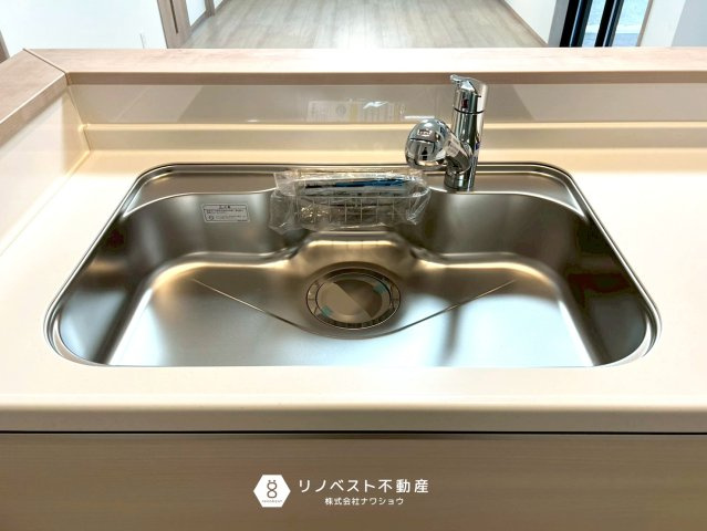 東大阪大蓮東2丁目新築戸建のキッチン|広々としたシンクでスポンジ置場もあるので便利です！