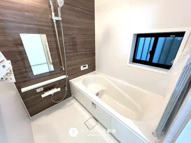 東大阪大蓮東2丁目新築戸建の浴室|広々としたバスタブなので足を伸ばしてリラックスして頂けます♪小窓があり換気も楽々です♪