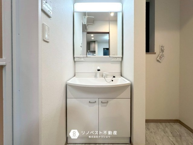 東大阪大蓮東2丁目新築戸建の独立洗面台|3面鏡付きの洗面台で身支度もスムーズにできそうですね！ライトもついているのでお顔を明るく照らしてくれますね！