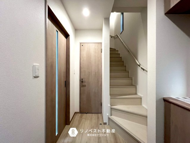 東大阪大蓮東2丁目新築戸建の内装|玄関入ってすぐに2階に上がる階段がございます。手すりもついているので転倒防止に役立ちますね！
