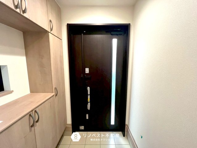 東大阪大蓮東2丁目新築戸建の玄関|玄関収納があるのでスッキリとした玄関周りが実現しますね！