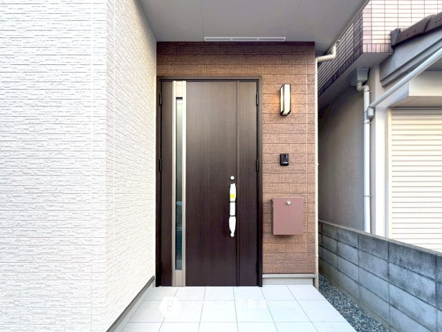 東大阪大蓮東2丁目新築戸建の玄関|玄関先には大きな郵便ポストがございます！不在の際でも安心ですね◎