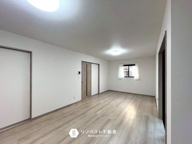 東大阪大蓮東2丁目新築戸建の居間・リビング|約17.37帖の広々としたリビングです！