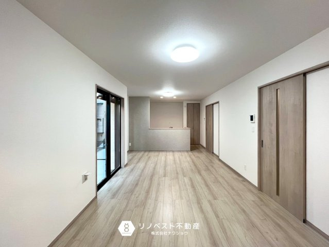 東大阪大蓮東2丁目新築戸建の居間・リビング|2面採光で陽当たりも良く明るい室内なので家族団らんの場としても最適ですね♪