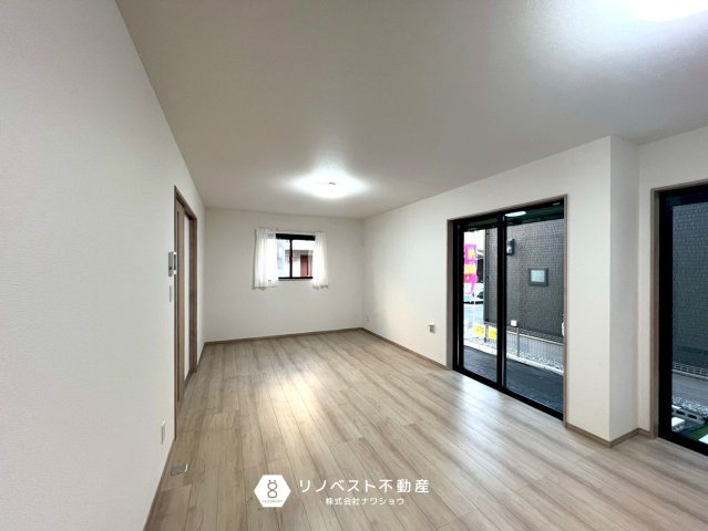 東大阪大蓮東2丁目新築戸建の居間・リビング|駐車スペースからリビングに直行できるので荷物が多くでも楽々ですね♪