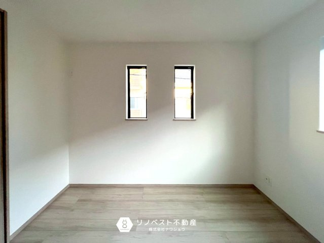 東大阪大蓮東2丁目新築戸建の洋室|窓が多いので明るい室内ですね！お好みのインテリアでお部屋造りができます！