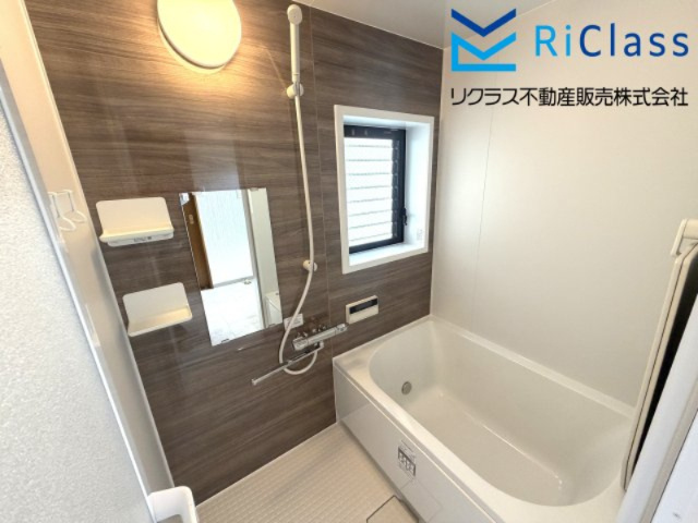 中古戸建　神戸市長田区御蔵通3丁目203の浴室|新調のお風呂で日々の疲れを落としましょう
窓もあります