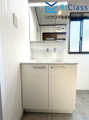 中古戸建　神戸市長田区御蔵通3丁目203の独立洗面台|新調の三面鏡付き洗面化粧台です