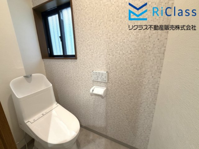 中古戸建　神戸市長田区御蔵通3丁目203のトイレ|新調の１階のウォシュレット付きトイレです