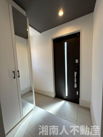 平塚市札場町7期　新築戸建全2棟　の玄関|きれいな玄関です