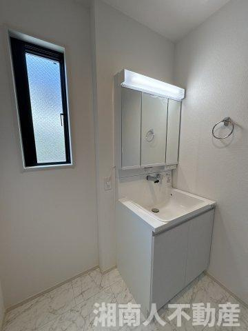 平塚市札場町7期　新築戸建全2棟　の独立洗面台|独立洗面台、小物を置くことができて便利です