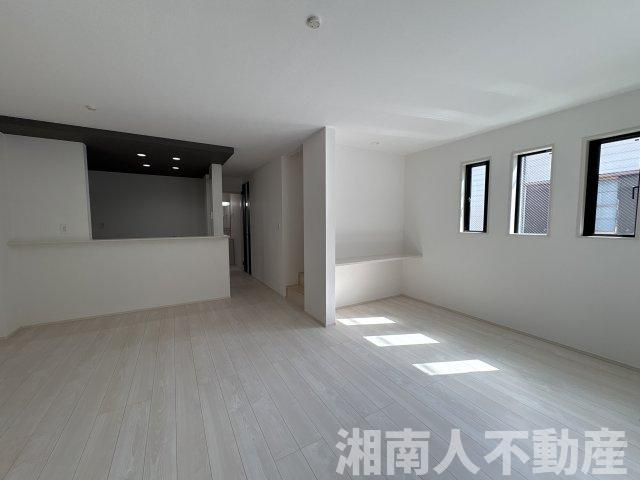 平塚市札場町7期　新築戸建全2棟　の居間・リビング|おしゃれな居間です