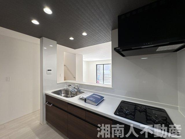 平塚市札場町7期　新築戸建全2棟　のキッチン|コンパクトなキッチンで掃除もラクラク