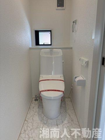 平塚市札場町7期　新築戸建全2棟　のトイレ|落ち着いた色調のトイレです
