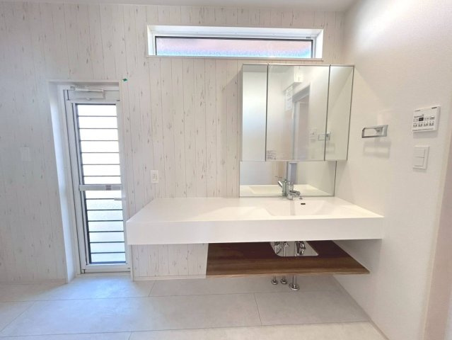 ブルーミングガーデン　江南市江森町西　全4区画分譲の独立洗面台|三面鏡裏スペースや、収納量がアップした洗面下部で、たっぷり収納できます。水栓やミラーはエコ仕様です。
電気やガス代の節約にもなります！一体成型ボウルを採用したお手入れも簡単な洗面化粧台。