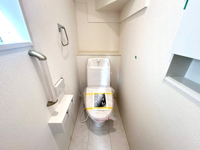 ブルーミングガーデン　江南市江森町西　全4区画分譲のトイレ|汚れが付きにくく落ちやすい表面加工と、掃除のしやすいフチレス形状便器の相乗効果でお手入れが楽々です。
節水型で家計にも優しい！温水洗浄便座で寒い冬も気持ちよくトイレ時間を過ごせます。