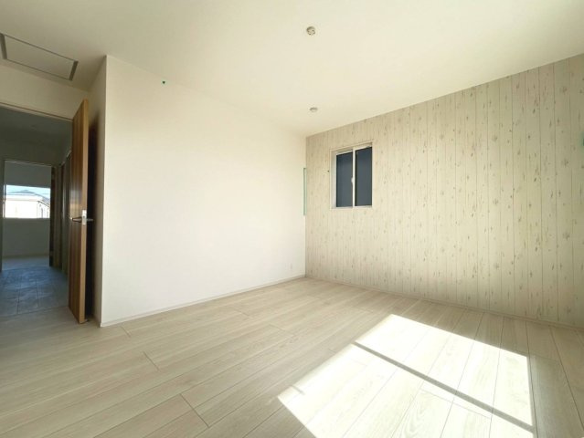 ブルーミングガーデン　江南市江森町西　全4区画分譲の寝室|全居室に収納を完備！窓は【樹脂枠】と【LOW-E複層ガラス】を採用。高断熱で寒暖差による結露も防ぎます。
建具やクロスなどをトータルコーディネートしており、室内に落ち着きと安らぎを与えてくれます。