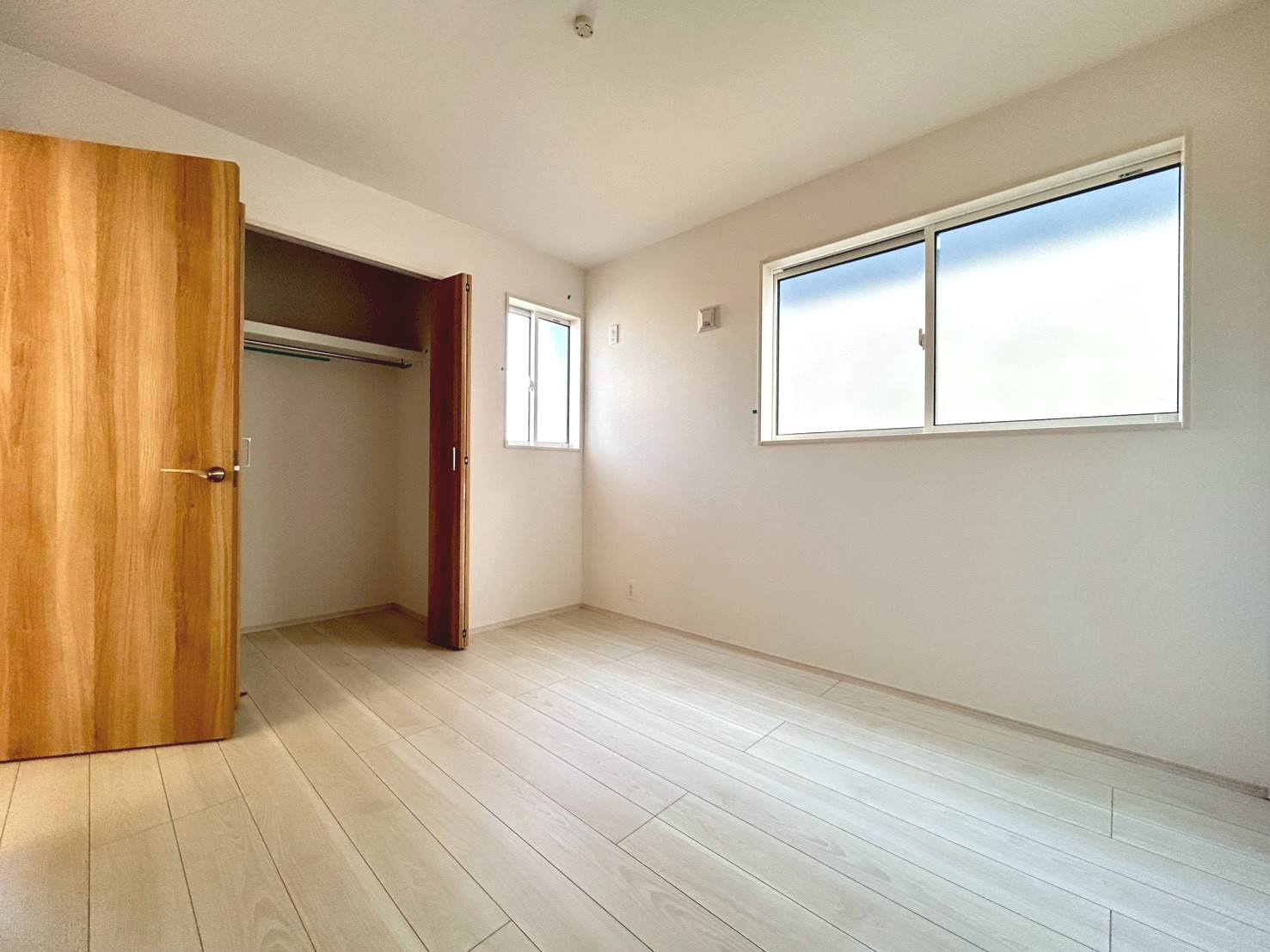 ブルーミングガーデン　江南市江森町西　全4区画分譲の洋室|全居室に【２４時間換気システム】を設置。家の中の空気をいつも新鮮に保ちます。カビの発生を抑えられます。
気密性に優れているため、部屋によっての温度差が小さく、家中どこでも快適に過ごせます。