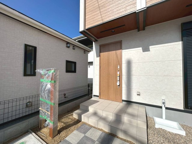 ブルーミングガーデン　江南市江森町西　全4区画分譲の玄関|専用のカードやスマートフォンで施解錠可能な玄関錠。快適さと防犯面に特化した、新世代の玄関ドアです。
鍵の毎回の開け閉めのイライラが減り、毎日の暮らしにゆとりが生まれます。