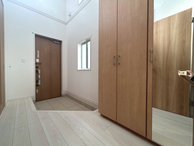 ブルーミングガーデン　江南市江森町西　全4区画分譲の玄関|大容量のシューズ収納付きで玄関周りもすっきり！玄関ドアからの光が玄関ホールを明るくしてくれます。