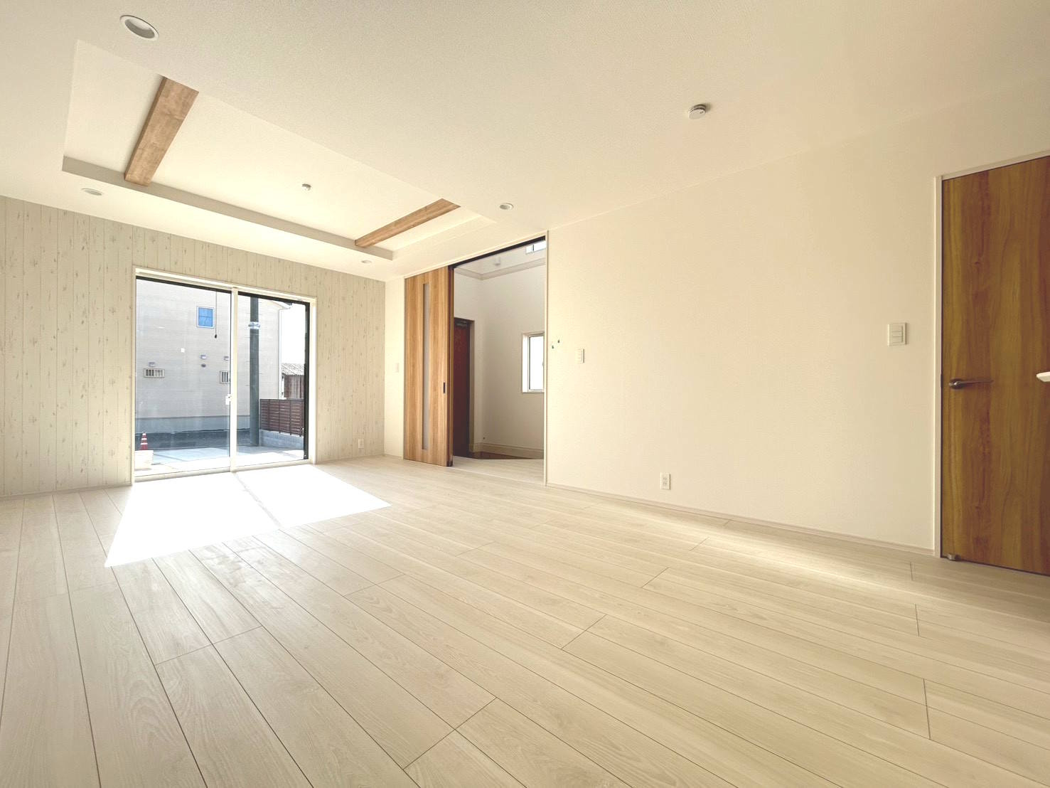 ブルーミングガーデン　江南市江森町西　全4区画分譲の居間・リビング|リビングには開放感のある【折上げ天井】を採用。最大2.6mの天井高で部屋をより広く明るく感じられます。
開放感と高級感を演出し、自然と家族みんなが集まる心地よい空間を作り出しています。