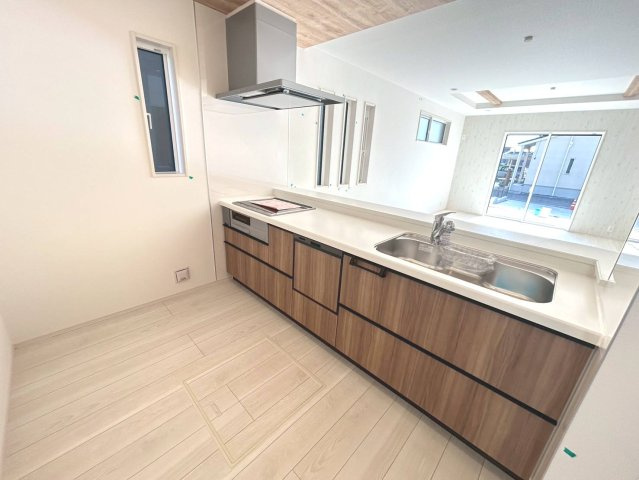 ブルーミングガーデン　江南市江森町西　全4区画分譲のキッチン|機能的なシステムキッチン。収納力に優れた大容量の引出。食器洗浄乾燥機も標準装備で家事軽減になります。
適材適所の収納が可能な大容量の引出しで、キッチン小物も大物もたっぷり収納できお掃除も楽々です。