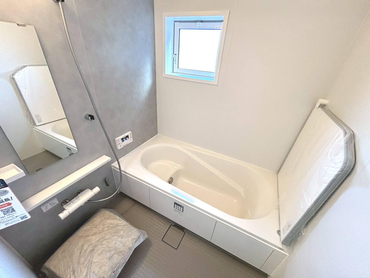 ブルーミングガーデン　江南市江森町西　全4区画分譲の浴室|浴室は【ほっカラリ床】【魔法瓶びん槽】【エアインシャワー】【浴室換気乾燥機】の高機能設備の仕様です。
雨の日の洗濯物乾燥や、日々のお手入れにも便利で、浴室をスッキリ清潔に保てます。