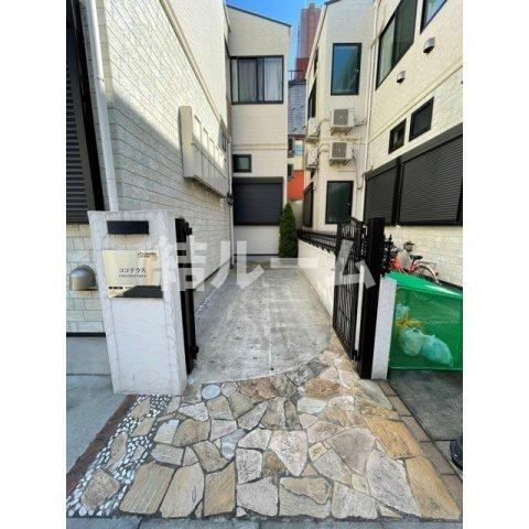 新宿区高田馬場２丁目のアパートのエントランス