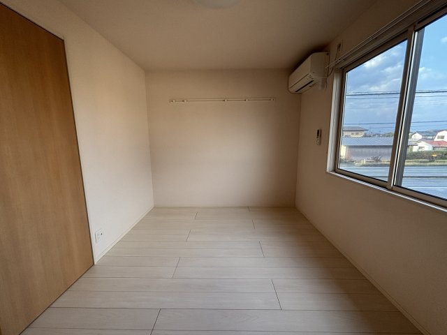 コルトーナHの洋室|エアコン付きで一年中快適。
寝室にも、子ども部屋にも使える安心の一室。