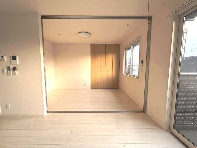 コルトーナHの洋室|扉を開ければ、リビングがもっと広く。
普段は一体空間、来客時はしっかり個室。