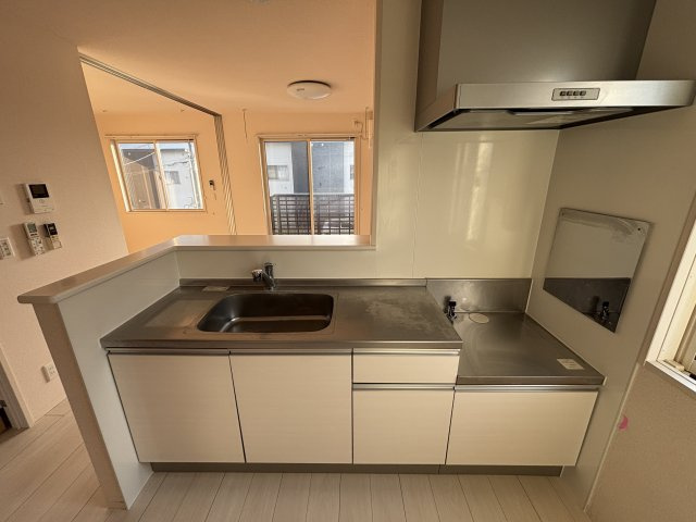 コルトーナHのキッチン|ゆとりあるカウンターキッチン。
料理をしながら、リビングに目が届く安心設計。